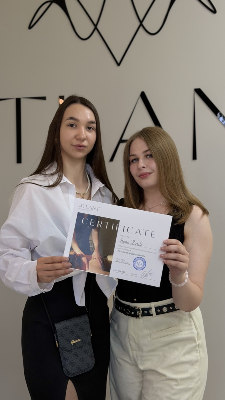 Випускниці Atlant Study із сертифікатом